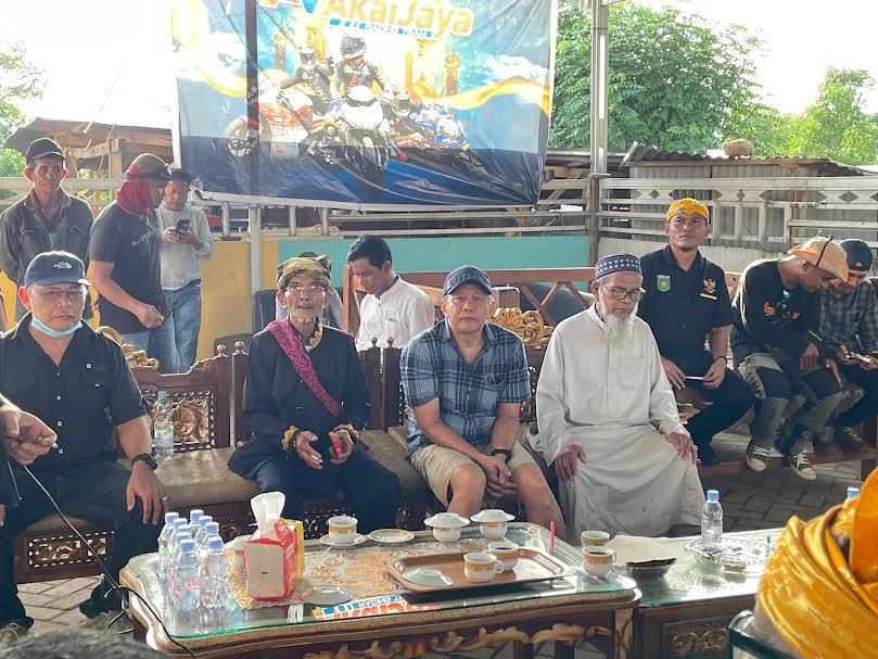 Komentator-politik-Rocky-Gerung-di-poboya.jpg