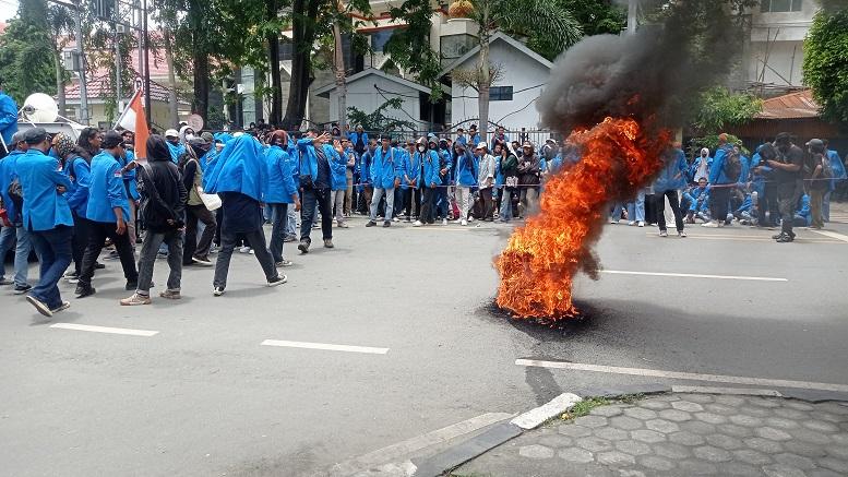 Mahasiswa-Membakar-Ban-dalam-Aksi-Unjuk-Rasa-Menolf.jpg