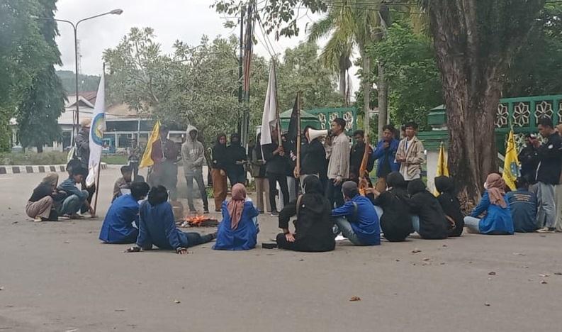 Mahasiswa-dari-aliansi-PMI-melakukan-aksi-demo-di-DPRD-Tolitoli.jpg