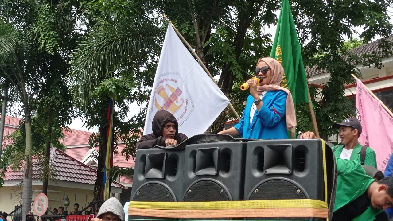 Mahasiswi-Untad-berorasi-dalam-aksi-menolak-kenaikan-hf.jpg