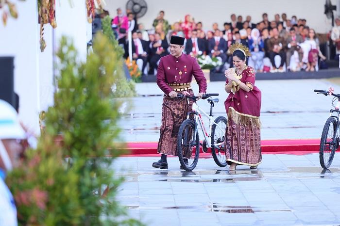 Menteri-AHY-di-IKN-Pakai-Baju-Sulsel.jpg
