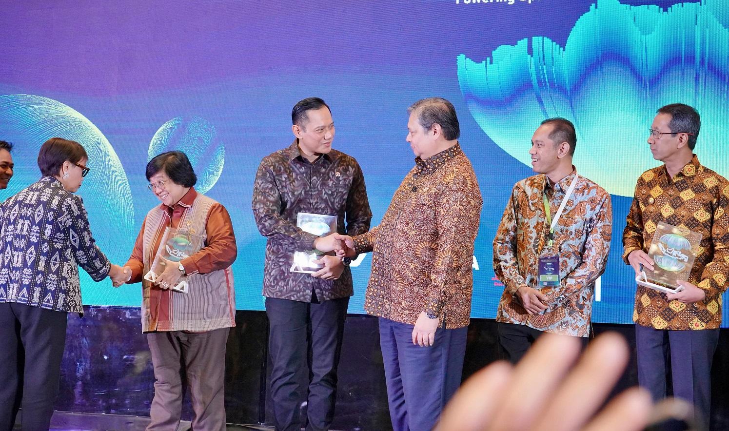 Menteri-ATRKepala-BPN-Agus-Harimurti-Yudhoyono-AHY-terima-penghargaan.jpg