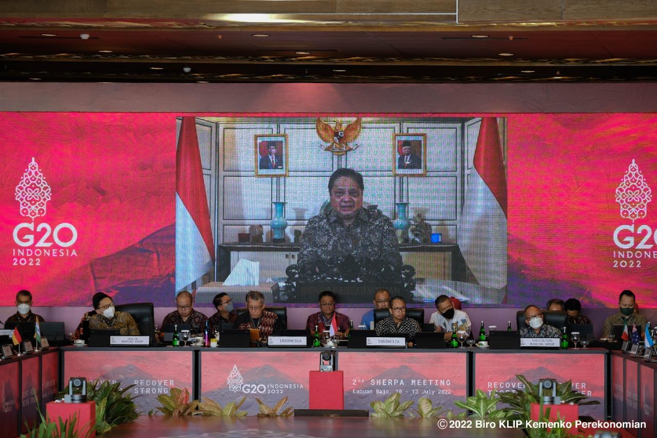 Menteri-Koordinator-Bidang-Perekonomian-Airlangga-Hartarto-saat-memberikan-D.jpg