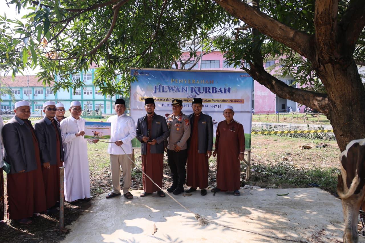 Menteri-Nusron-Salurkan-Hewan-Kurban-ke-Pondok-Pesantren-Attaqwa.jpg