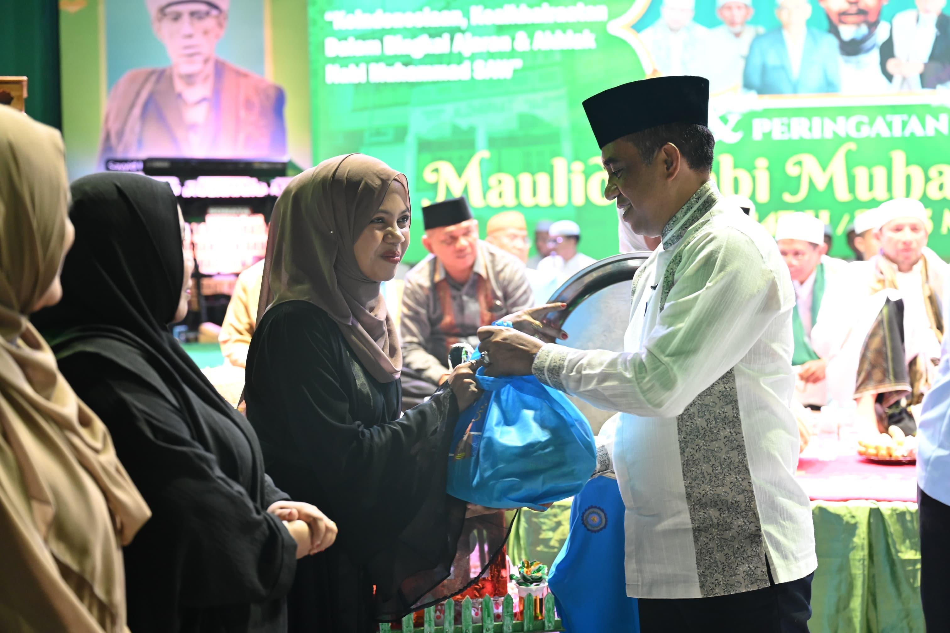 Milad-ke-98-Alkhairaat-Gubernur-Sulteng-Serahkan-1000-Paket-Sembako-untuk-Guru.jpg