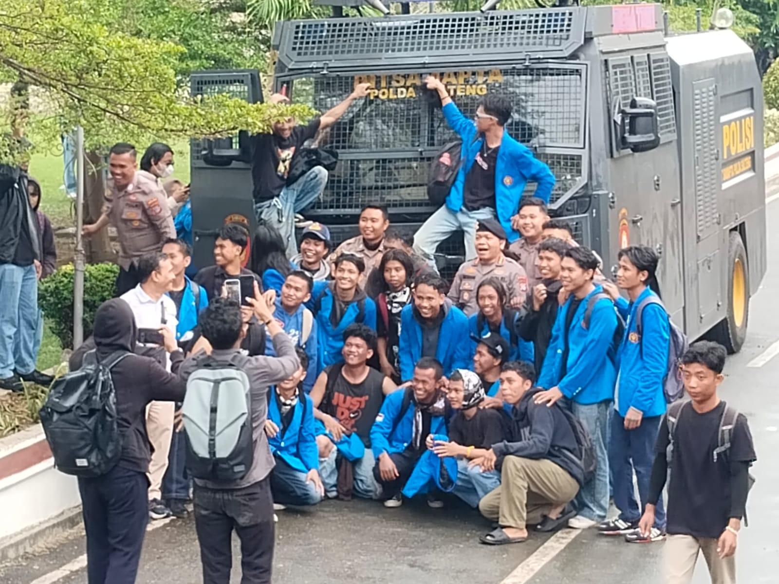 Mobil-AWC-Jadi-Latar-Foto-Mahasiswa-Usai-Aksi-di-DPRD-Sulteng.jpg