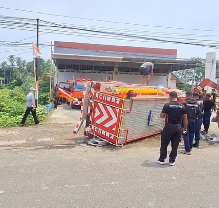 Mobil-Damkar-Morowali-Terbalik-di-Jembatan-Ipi.jpg