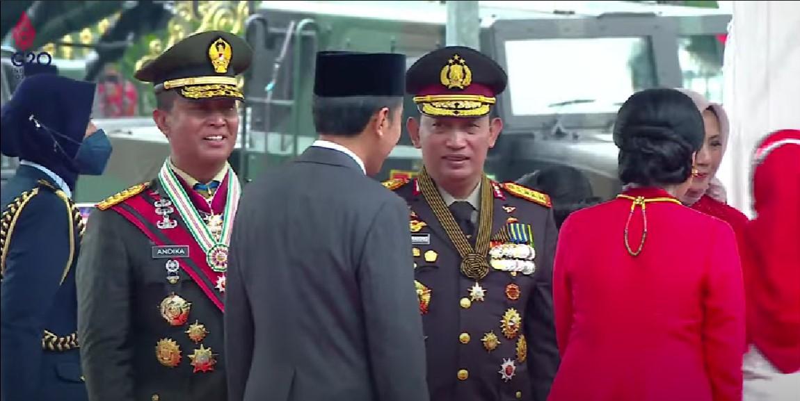 Momen-Presiden-Jokowi-tak-menyalami-Kapolri-Jenderal-Listyo-Sigit-Prabowo.jpg
