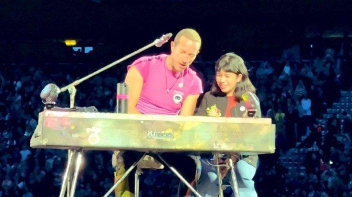 Nadia-wanita-Indonesia-yang-diajak-nyanyi-Chris-Martin-di-konser-Coldplay.jpg