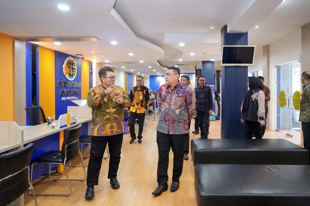 Tinjau Kantah Semarang, Wamen Ossy Minta Layanan Pertanahan Ditingkatkan
