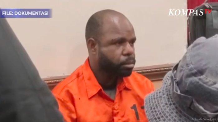 Pecatan TNI Yuni Enumbi Selundupkan Senjata yang Dibeli dari Pindad Senilai Rp1,3 M untuk KKB