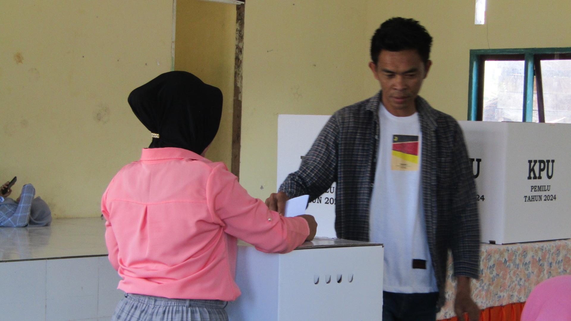 Ketua KPU dan Bawaslu Morowali Pantau PSU di TPS 02 Desa Bahoea Reko-reko