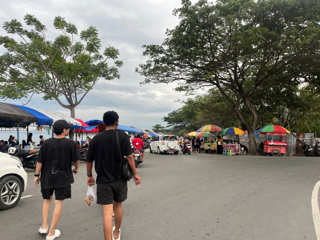 Pantai-Talise-Ramai-Pengunjung-5756.jpg