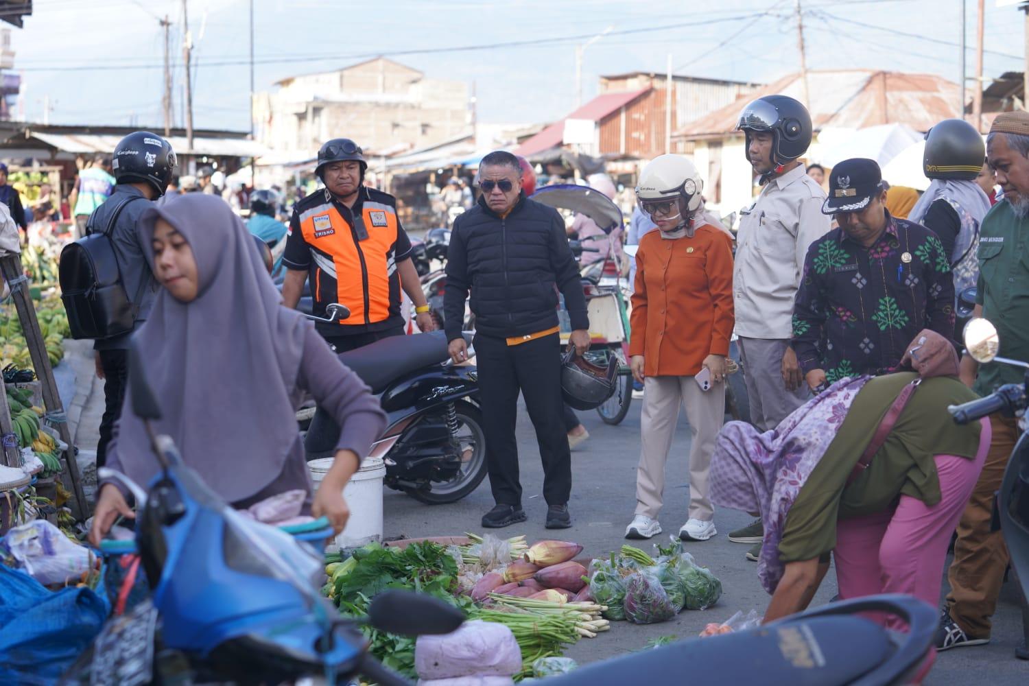 Pedagang-Masih-Gunakan-Bahu-Jalan.jpg