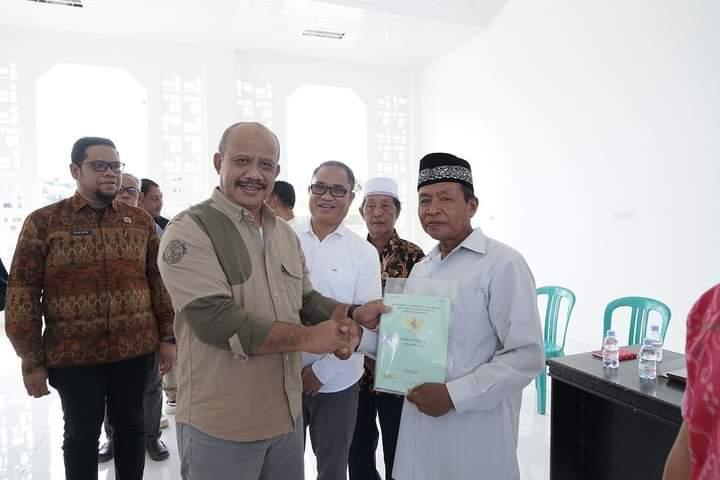 Pemkab-serahkan-sertifikat-tanah-ke-warga-huntap.jpg