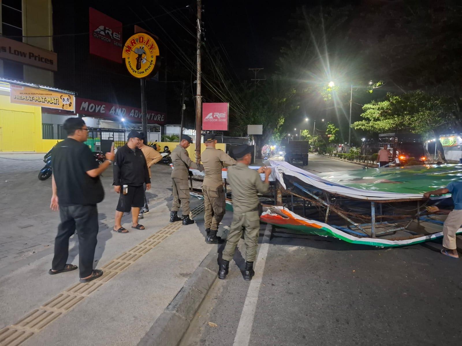 Pemkot-Palu-Tertibkan-Sejumlah-Reklame-di-Median-Jalan.jpg