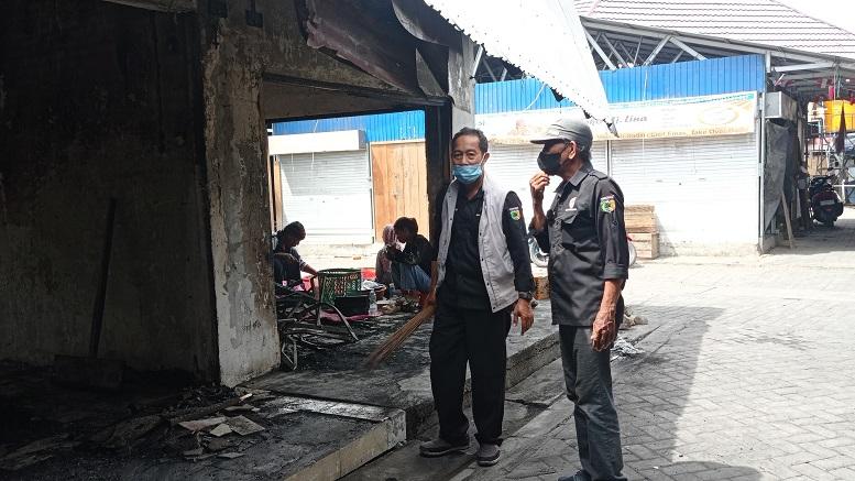 DLH Kota Palu Bantu Bersihkan Material Pasca Kebakaran Pasar Masomba