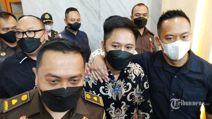 Petugas-membawa-tersangka-Doni-Muhamad-Taufik-alias-Doni-Salmanan.jpg