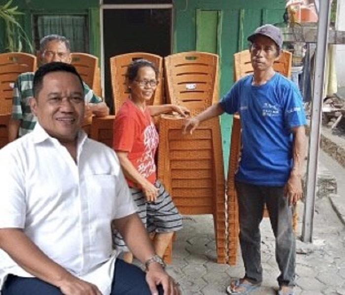 Anggota DPRD Palu Donald Payung Mangawe Salurkan Bantuan Kursi ke 12 Kelompok Gereja