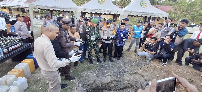 Polres-Parigi-Moutong-Musnahkan-575-Liter-Miras-Hasil-Operasi-Pekat-II-Tinombala-2025.jpg