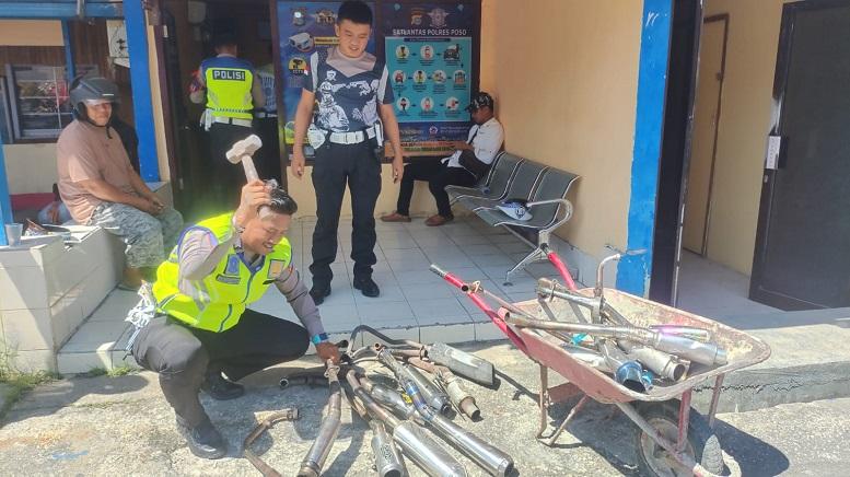 Polres-Poso-memusnahkan-sejumlah-knalpot-brond.jpg
