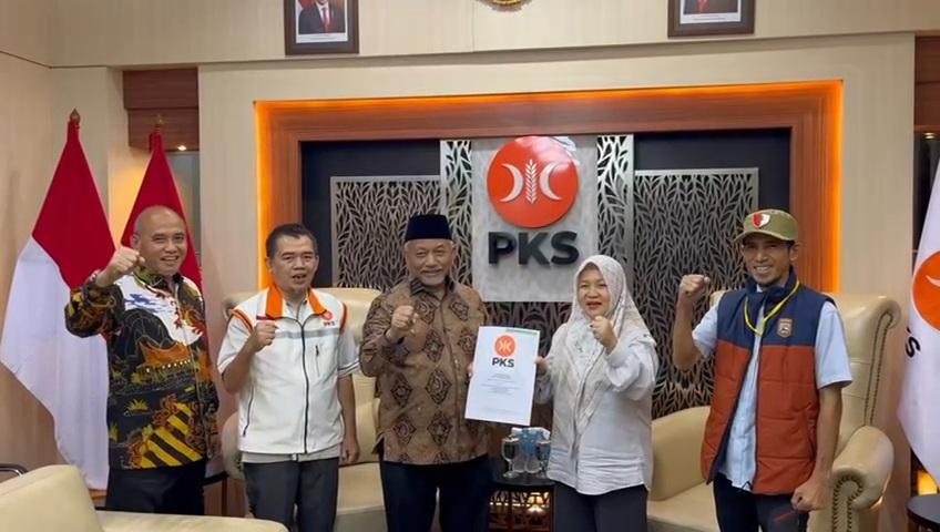Presiden-PKS-Ahmad-Syaikhu-menyerahkan-secara-langsungd.jpg