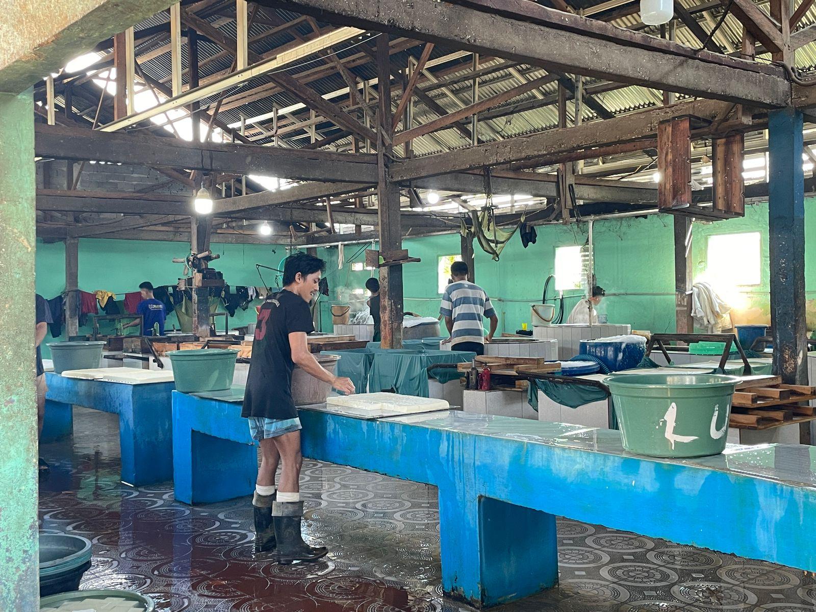 Produsen-tahu-di-Kota-Palu-menghabiskan-sekitar-500-hingga-600-kilogram-kedelai.jpg