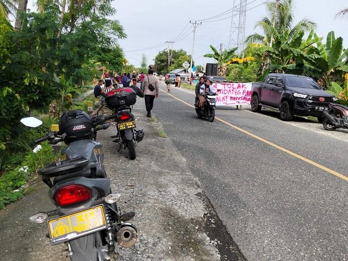 Protes-Kandang-Ayam-Warga-Bakung-Batui-Demo-di-Jalan-Trans-Sulawesi.jpg