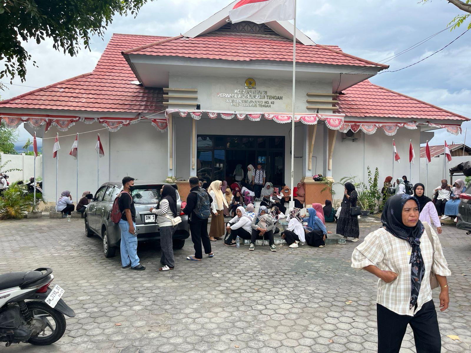 Ratusan-Honorer-Donggala-Datangi-Komnas-HAM-Sulteng.jpg