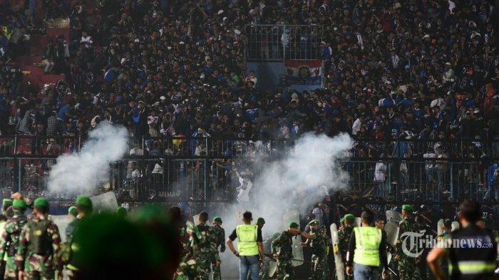 Ricuh-di-Stadion-Kanjuruhan-Usai-Suporter-Arema-FC-Aremania-turun-ke-stadion.jpg
