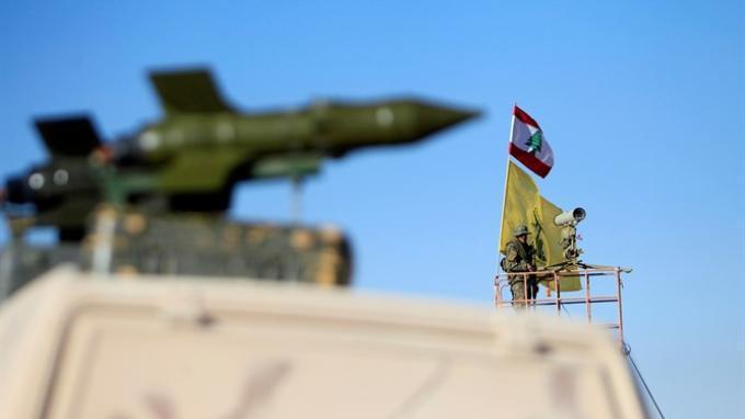 Rudal-Hizbullah-dengan-latar-belakang-bendera-Lebanon.jpg