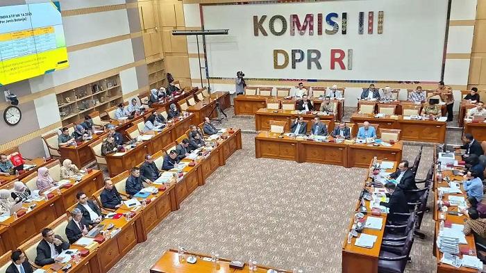 SARapat-Komisi-III-dengan-MKjpg.jpg