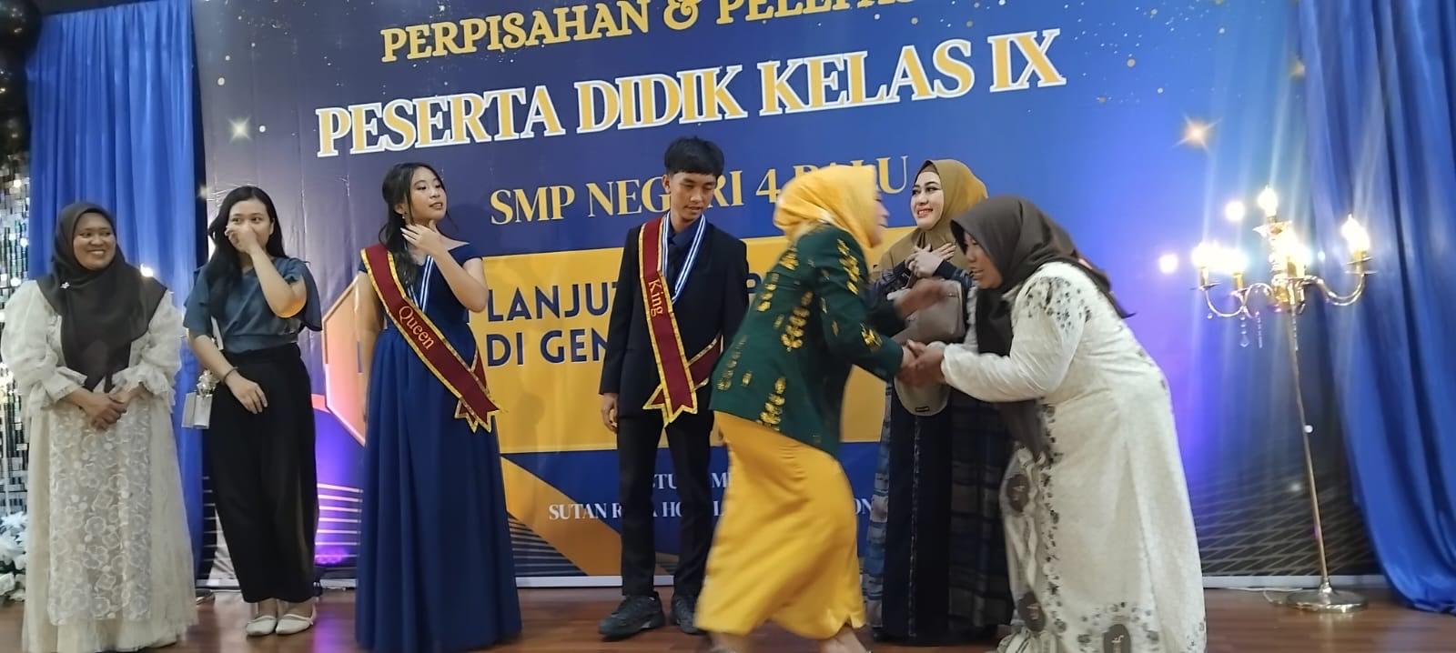SMPN-4-Palu-Beri-Penghargaan-Siswa-Berprestasi-Saat-Perpisahan-Kelas-IX.jpg