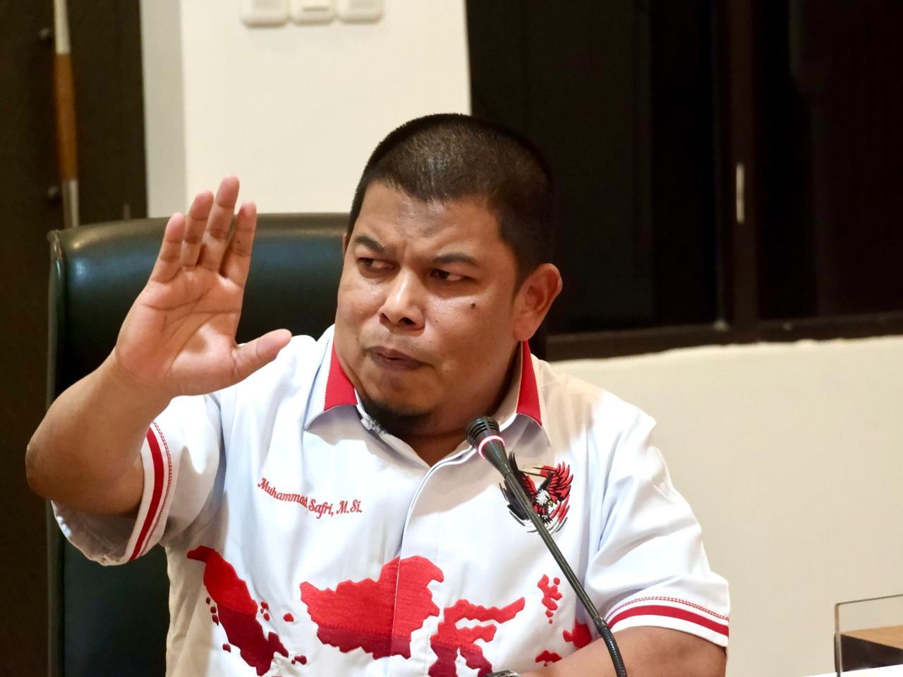 Safri-mengenakan-merah-putih-di-DPRD-Sulteng.jpg