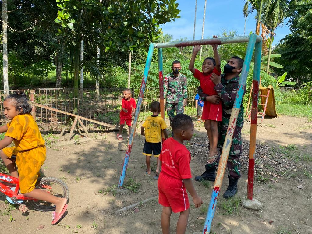 Satgas-Pamtas-RI-PNG-Yonif-711Rks-Pos-Arso-Tami-bermain-bersama-anak-d.jpg