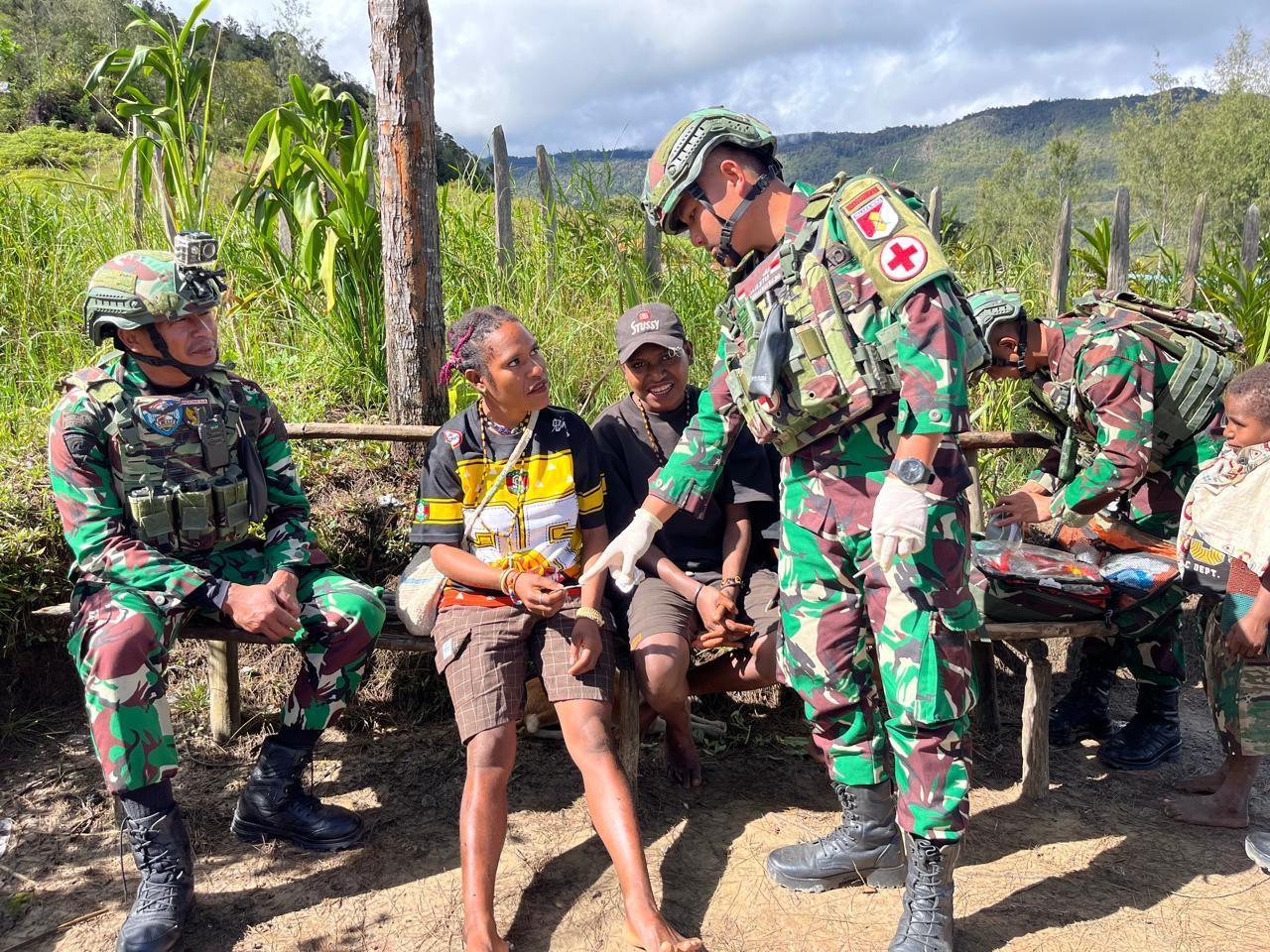 Satgas-Yonif-711-Jadi-Dokter-Keliling-di-Pedalaman.jpg