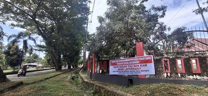 Sebuah-spanduk-anonim-yang-menyoroti-tambang-ilegal-di-Kayuboko.jpg