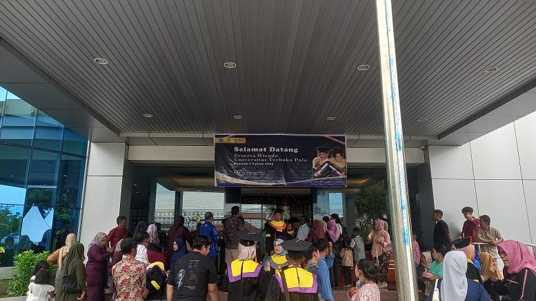 Sekitar-227-Wisudawan-Mahasiswa-Universitas-Terbuka-pada-Pds.jpg