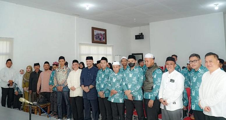 Sekretaris-Daerah-Kabupaten-Sigi-Nuim-Hayat-dengan-band.jpg