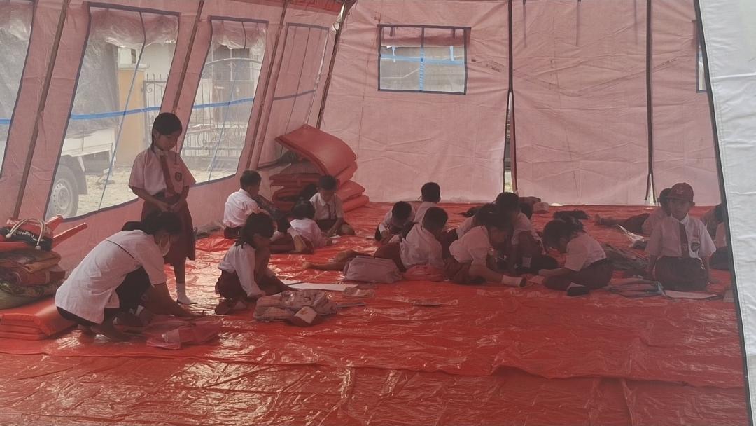 Siswa-SD-di-Desa-Tindoli-Poso-Belajar-di-Tenda-Darurat.jpg