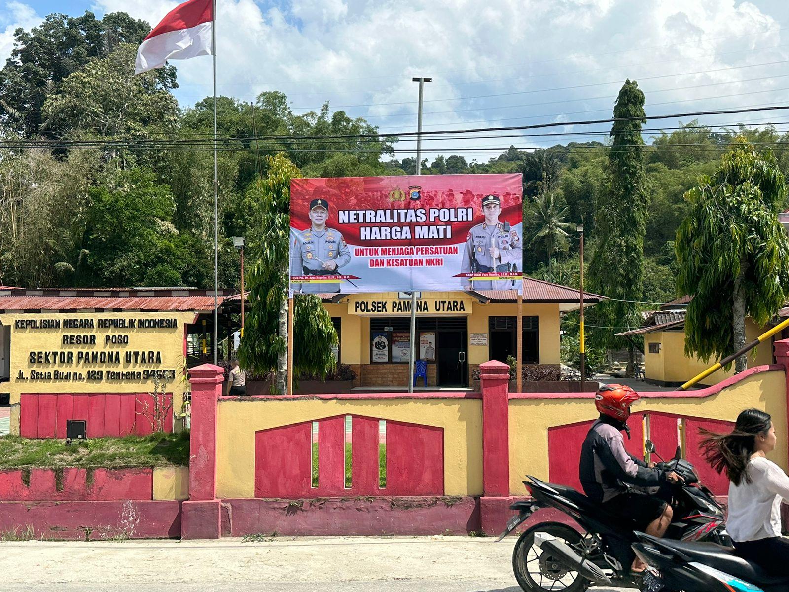 Spanduk-di-depan-Mako-Polsek-Pamona-d.jpg