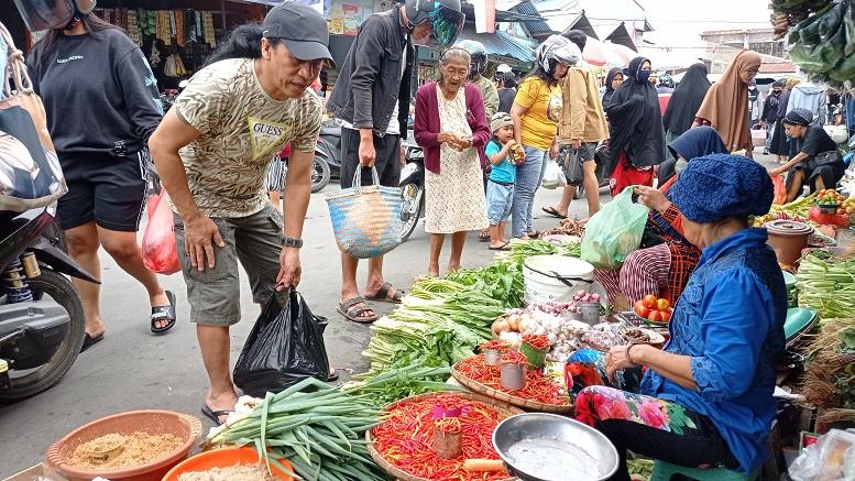 Pedagang dan Pembeli Mengeluh Harga Bawang Merah di Pasar Masomba Palu Naik Rp45 Ribu per Kg
