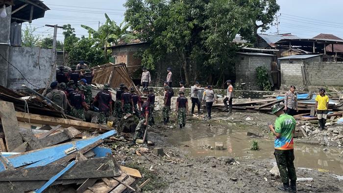 TNI-Polri Gotong Royong Pulihkan Lingkungan Desa Wani Dua Donggala Pascabanjir