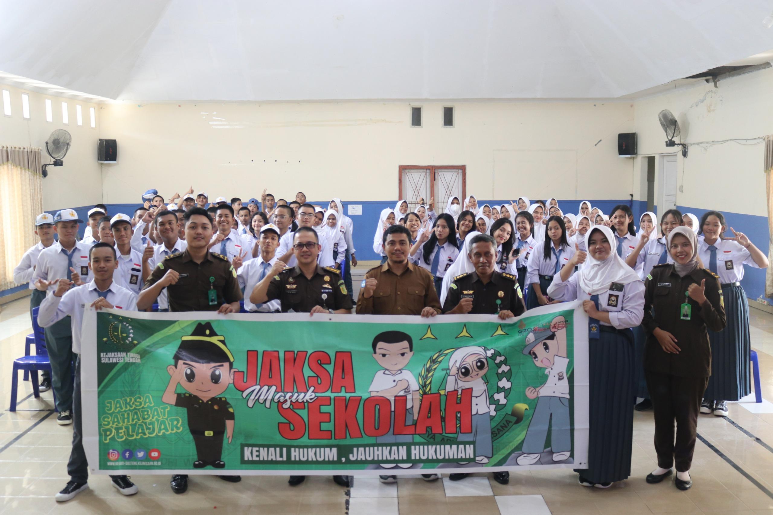 Program Jaksa Masuk Sekolah Kejati Sulteng Sambangi SMAN Model Terpadu Madani Palu