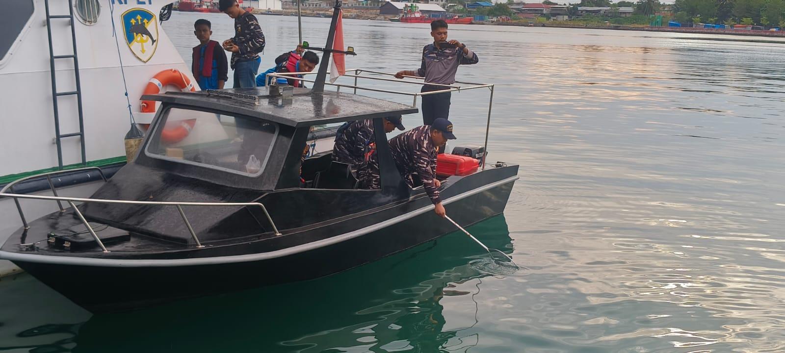 Tindaklanjuti-Arahan-Prabowo-Lanal-Palu-Pos-TNI-AL-Luwuk-Bersihkan-Teluk-Lalong.jpg