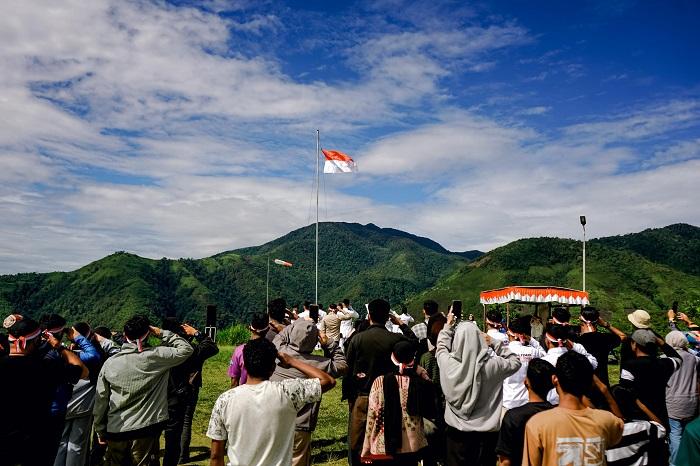 Unik-dan-Berbeda-Upacara-HUT-ke-80-RI-di-Bukit-Salena.jpg