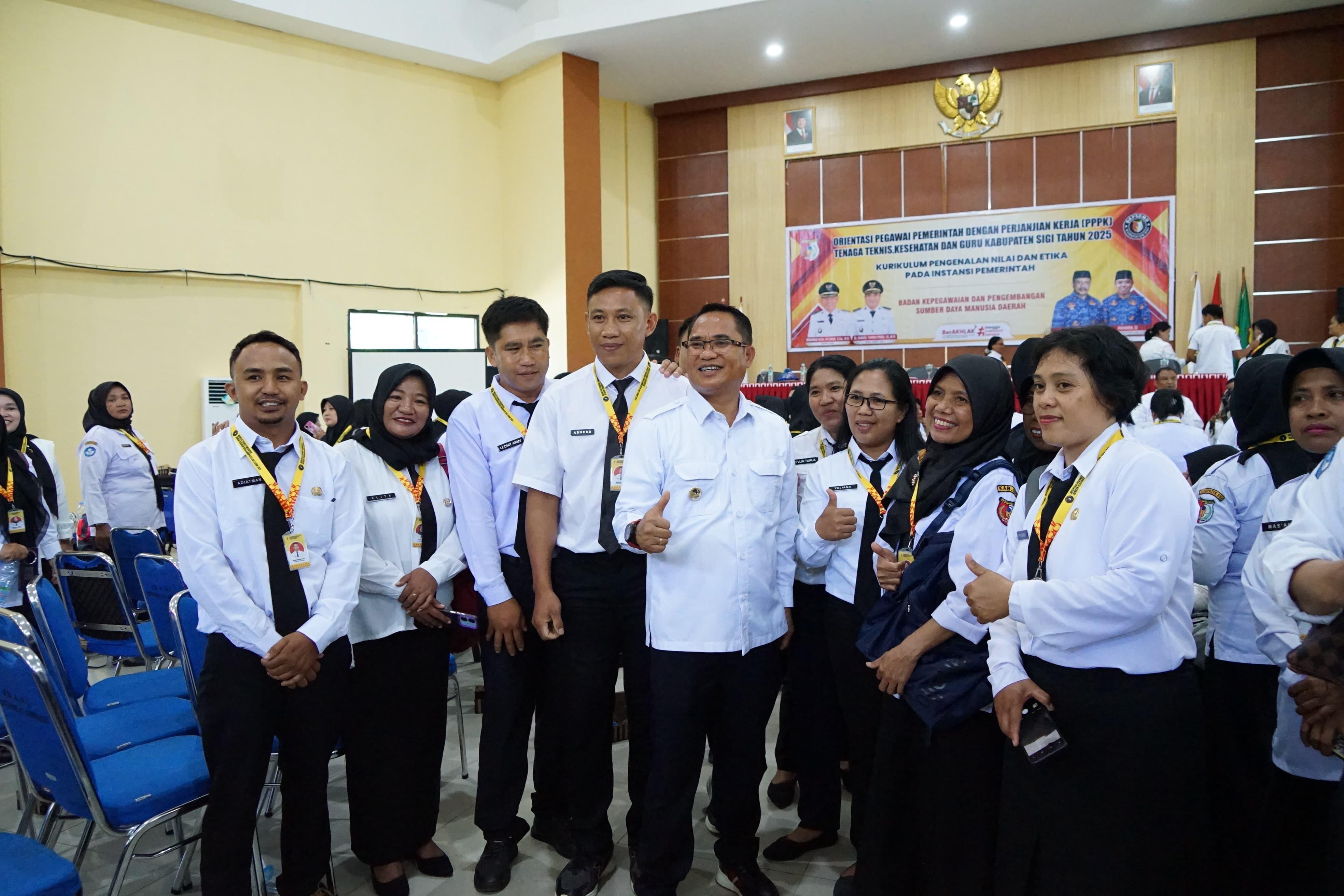 Wakil-Bupati-Sigi-Resmi-Tutup-Orientasi-PPPK-Tahap-I-Tahun-2025.jpg