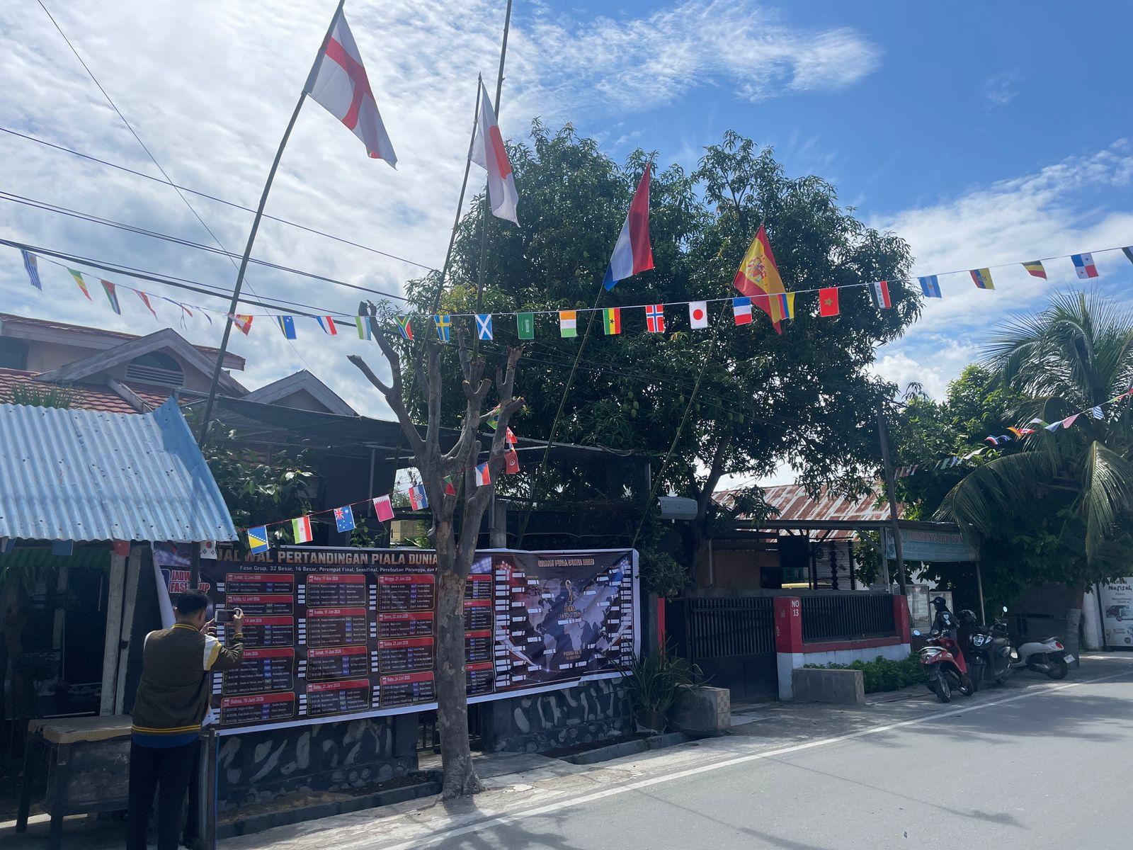 Warga-Boyaoge-Palu-Semarakkan-Piala-Dunia-2026-Jalan-Dipenuhi-Bendera-Negara-Peserta.jpg