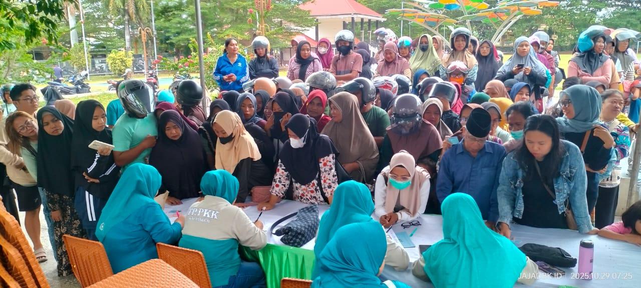 Warga Padati Pasar Murah Disdagrin dan TP PKK Banggai Sulteng