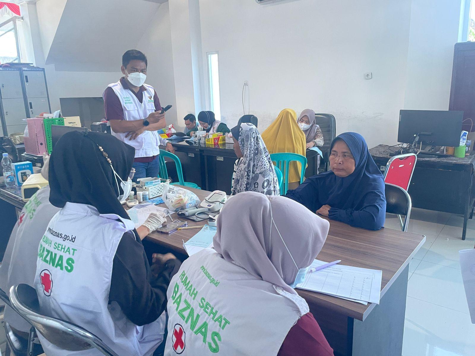 Warga-Palu-Barat-dapat-Layanan-Pemeriksaan-Kesehatan-Gratis-dari-Rumah-Sehat-Baznas.jpg
